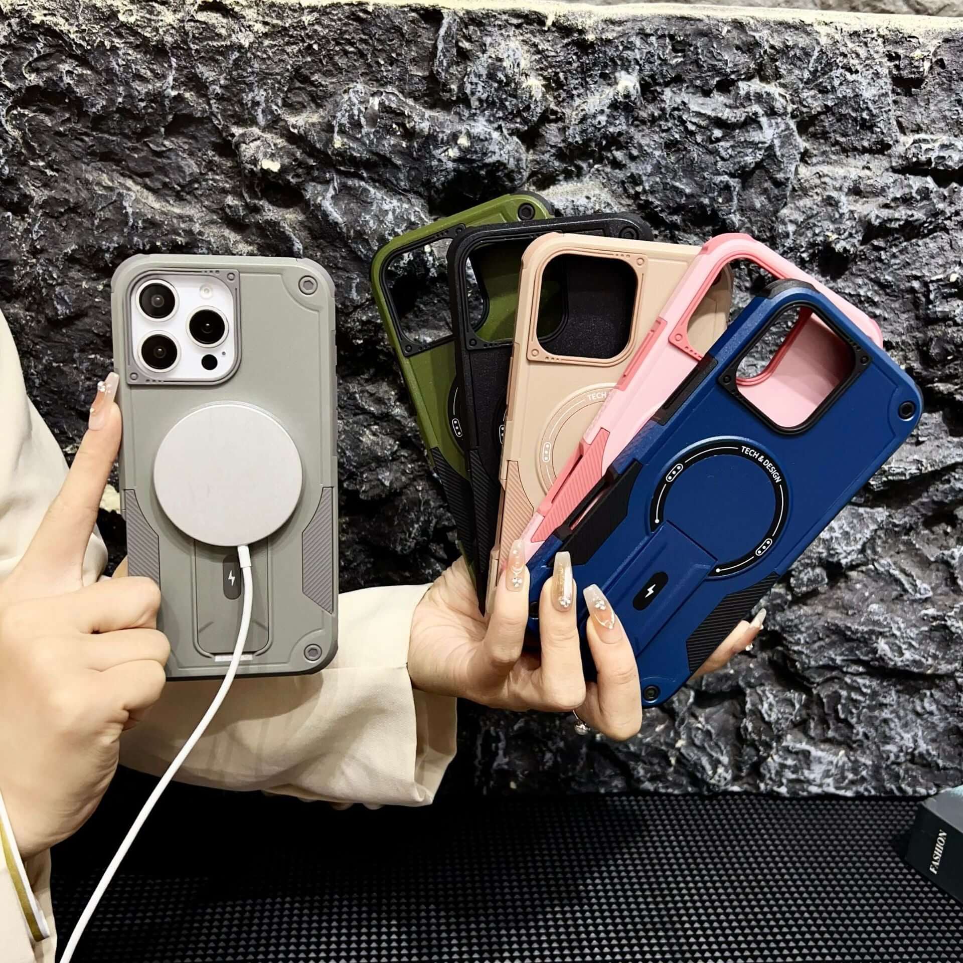 CUTTING-EDGE TECHNOLOGY drop-resistant protective phone case with bracket compatibility