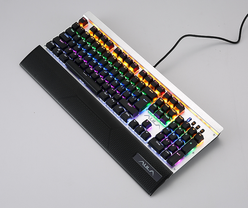 CUTTING-EDGE TECHNOLOGY Wolf Spider Defender RGB Mechanical Gaming Keyboard